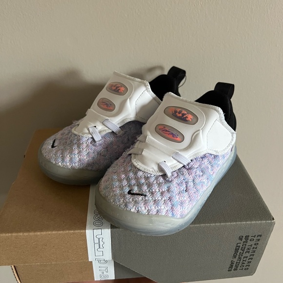 Nike LeBron XVIII size 6c - Picture 2 of 7